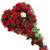 composizione di rose rosse con rosa bianca